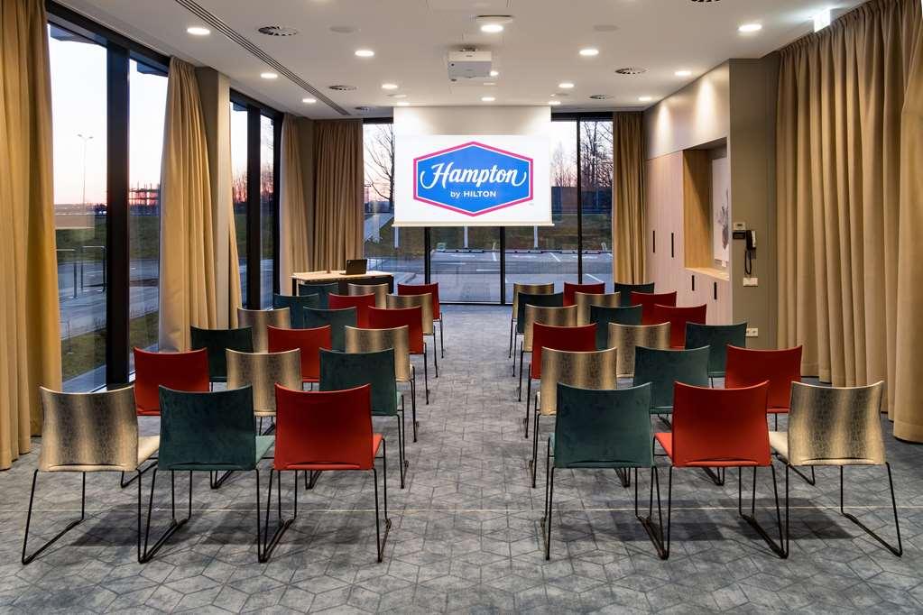 Hotel Hampton By Hilton Riga Airport Facilidades foto