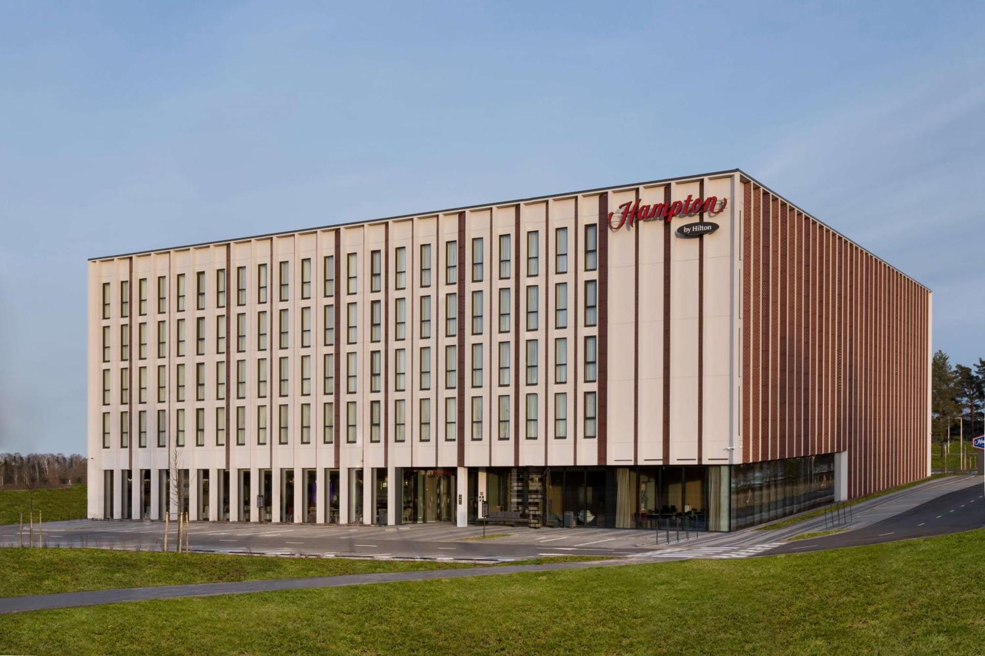 Hotel Hampton By Hilton Riga Airport Exterior foto